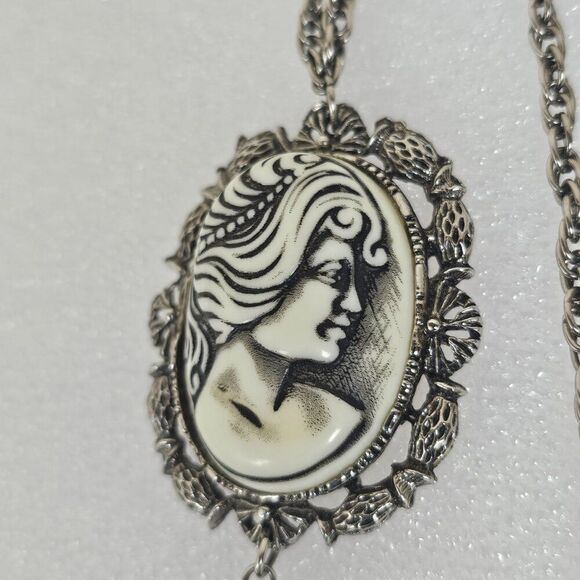 1970s Resin Cameo Black White Pendant Necklace Tassel Silver Tone Vintage - Picture 5 of 14